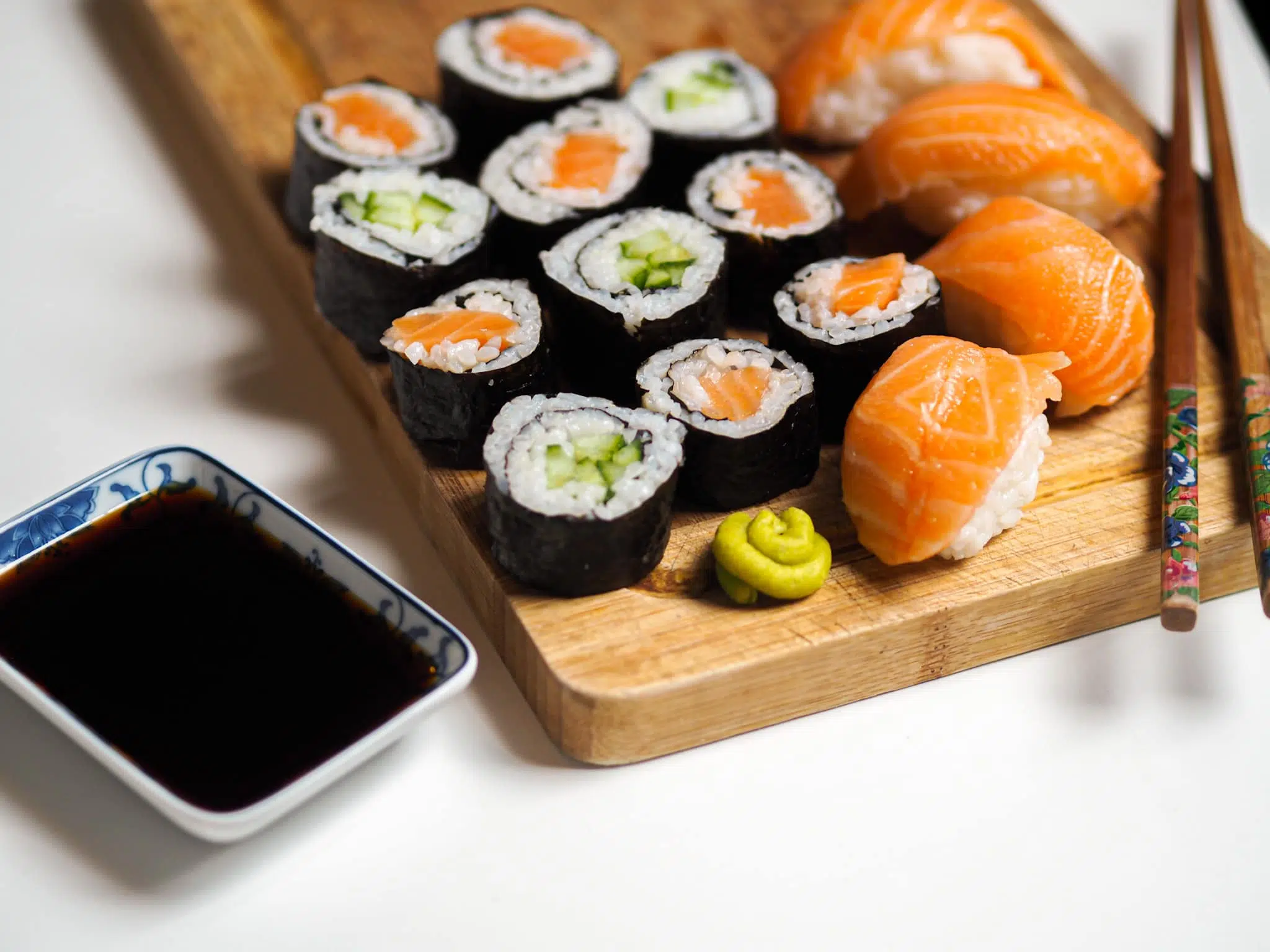 Recette low FODMAP Makis saumon concombre et sushis